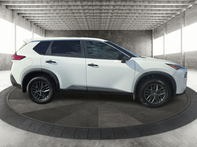 Nissan Rogue Vehicle Full-screen Gallery Image 04