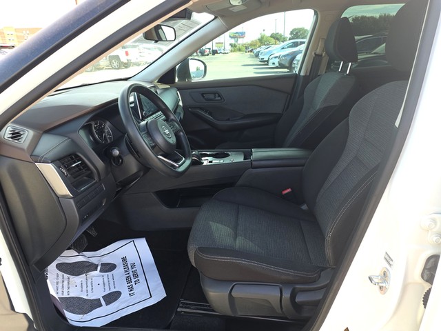 Nissan Rogue Vehicle Full-screen Gallery Image 09