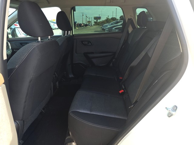 Nissan Rogue Vehicle Full-screen Gallery Image 10