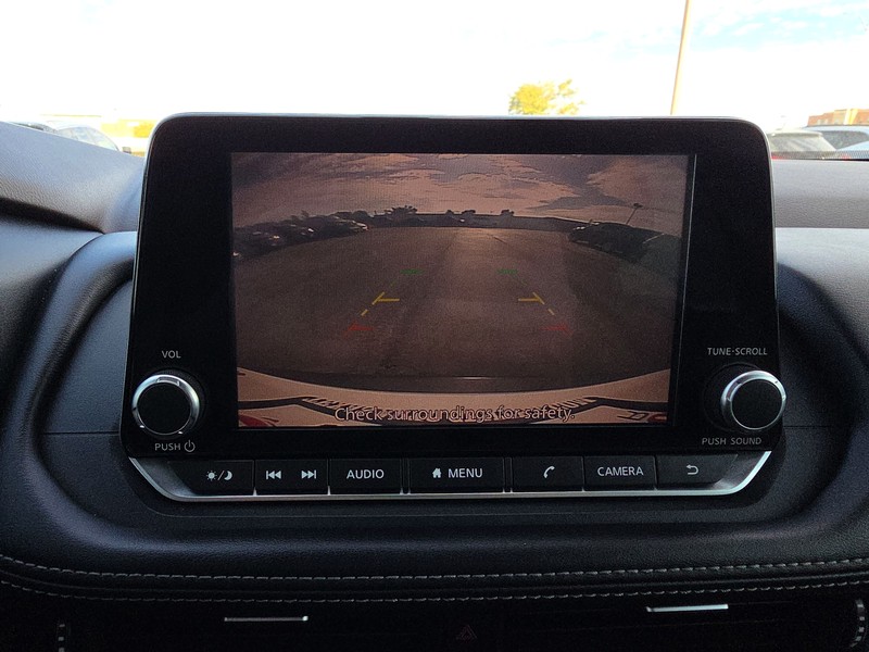 Nissan Rogue Vehicle Full-screen Gallery Image 17