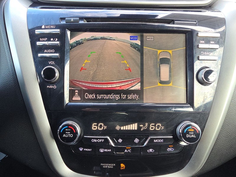 Nissan Murano Vehicle Full-screen Gallery Image 18