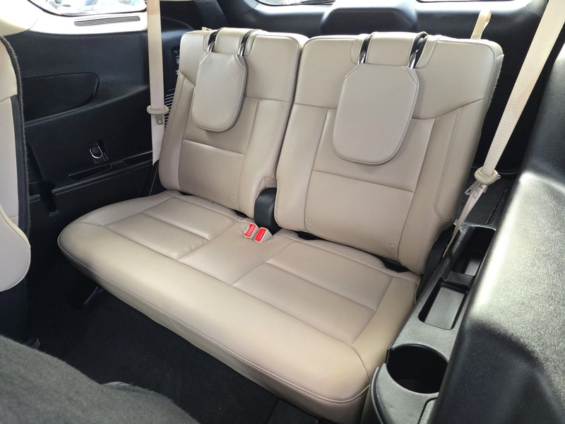 Ford Explorer Vehicle Full-screen Gallery Image 18