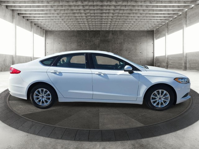 Ford Fusion Vehicle Full-screen Gallery Image 04