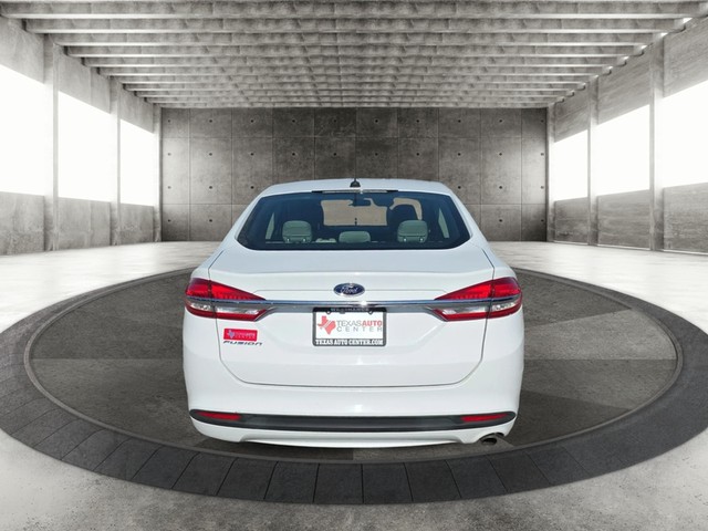 Ford Fusion Vehicle Full-screen Gallery Image 06