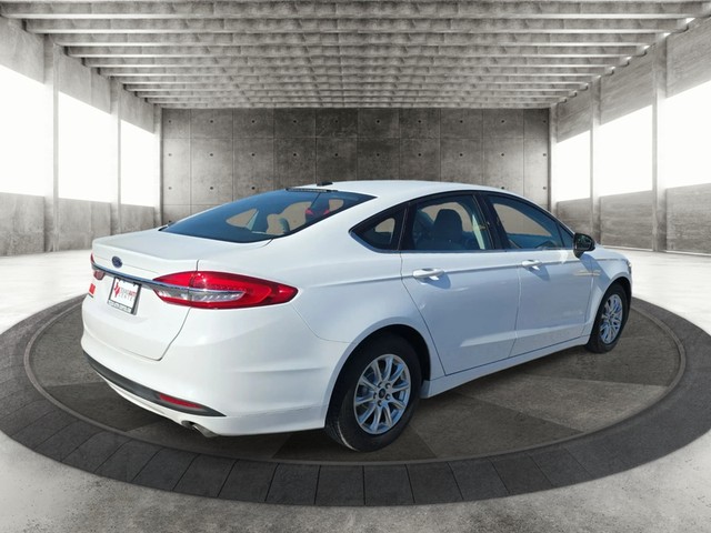 Ford Fusion Vehicle Full-screen Gallery Image 07