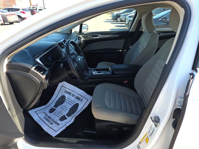 Ford Fusion Vehicle Full-screen Gallery Image 09