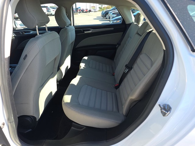 Ford Fusion Vehicle Full-screen Gallery Image 10