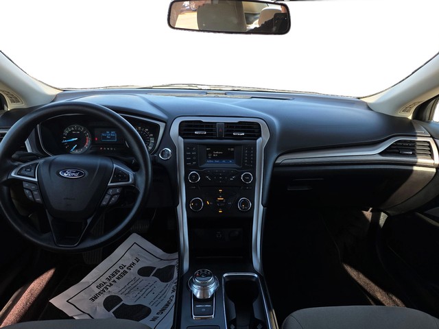 Ford Fusion Vehicle Full-screen Gallery Image 15