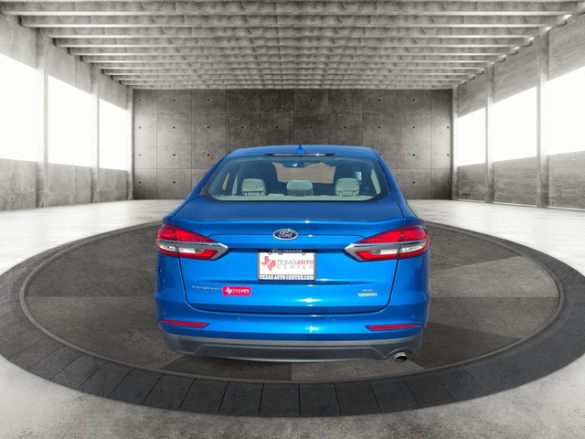 Ford Fusion Vehicle Full-screen Gallery Image 06