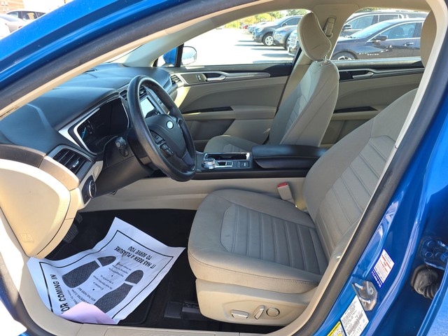 Ford Fusion Vehicle Full-screen Gallery Image 09