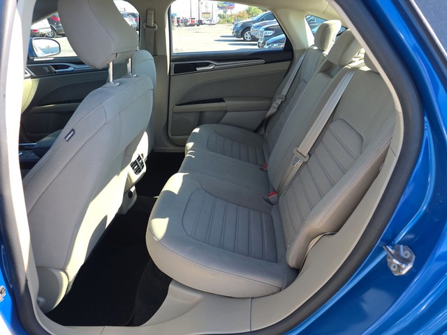 Ford Fusion Vehicle Full-screen Gallery Image 10
