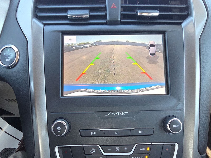 Ford Fusion Vehicle Full-screen Gallery Image 16