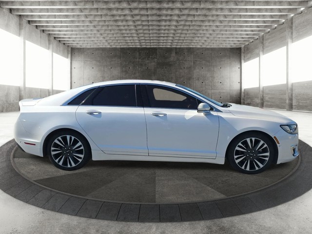 Lincoln MKZ Vehicle Full-screen Gallery Image 04
