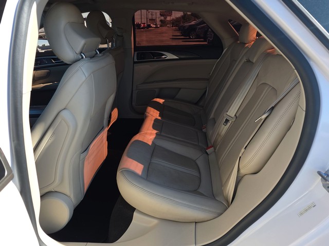 Lincoln MKZ Vehicle Full-screen Gallery Image 10