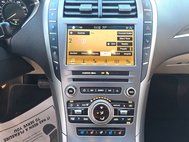 Lincoln MKZ Vehicle Full-screen Gallery Image 11