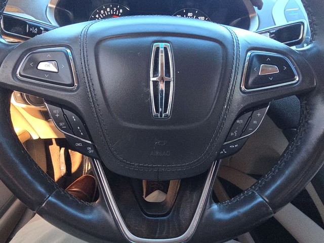 Lincoln MKZ Vehicle Full-screen Gallery Image 13