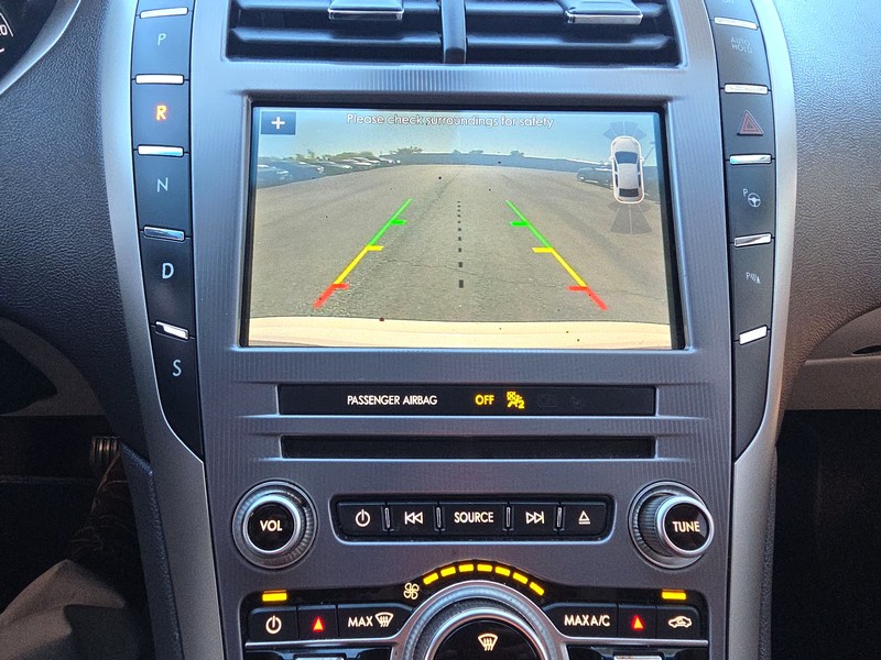 Lincoln MKZ Vehicle Full-screen Gallery Image 17