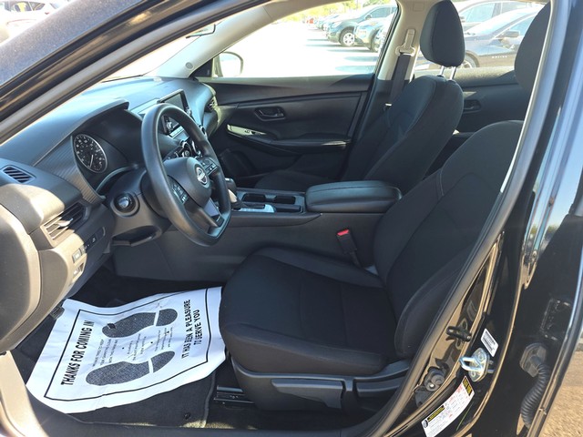 Nissan Sentra Vehicle Full-screen Gallery Image 09