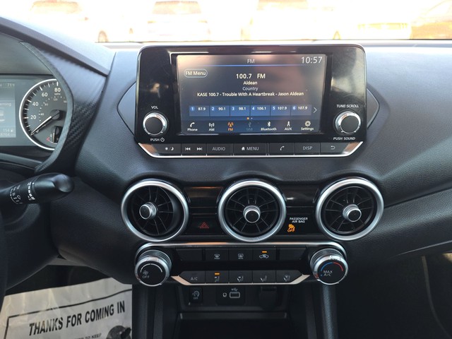 Nissan Sentra Vehicle Full-screen Gallery Image 11