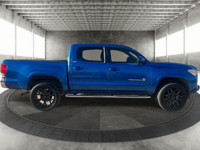 Toyota Tacoma Vehicle Full-screen Gallery Image 04
