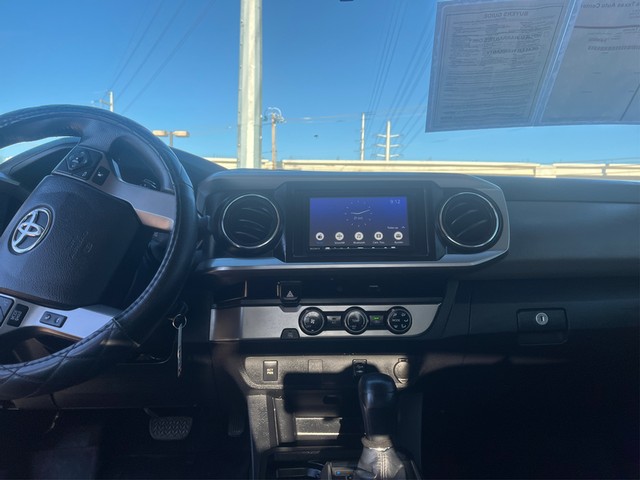 Toyota Tacoma Vehicle Full-screen Gallery Image 12
