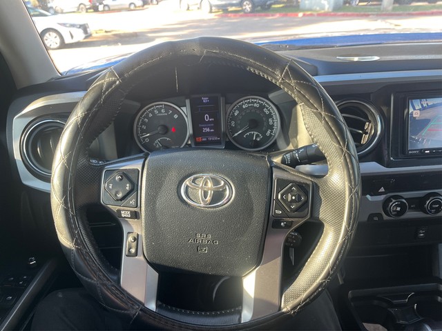 Toyota Tacoma Vehicle Full-screen Gallery Image 14