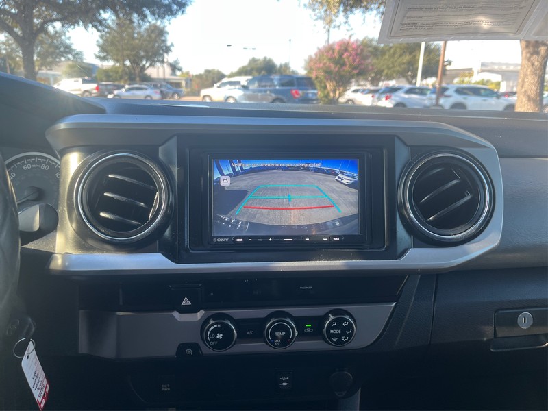 Toyota Tacoma Vehicle Full-screen Gallery Image 18