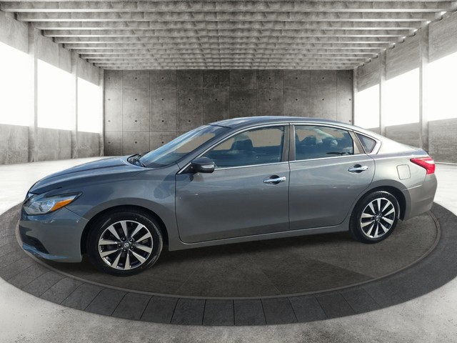 Nissan Altima Vehicle Full-screen Gallery Image 02