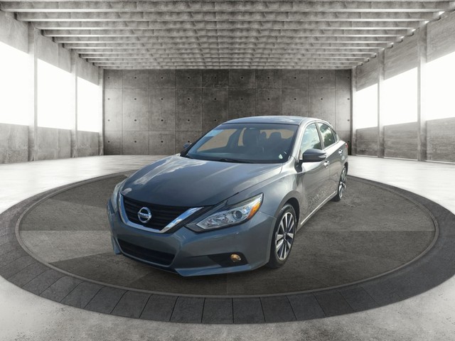 Nissan Altima Vehicle Full-screen Gallery Image 03