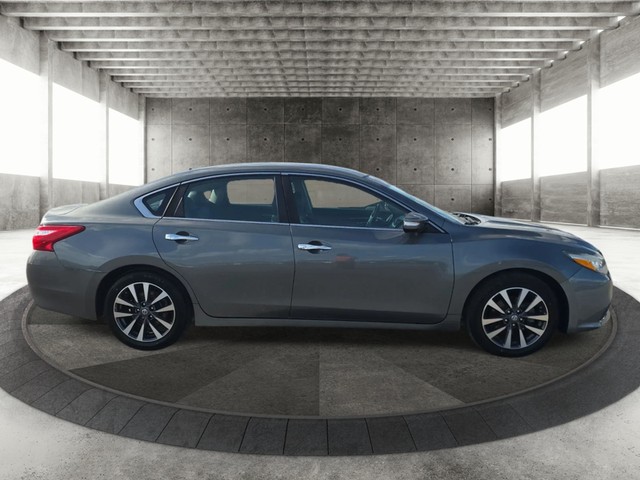 Nissan Altima Vehicle Full-screen Gallery Image 04