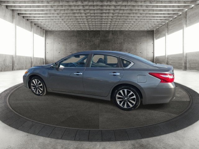 Nissan Altima Vehicle Full-screen Gallery Image 05