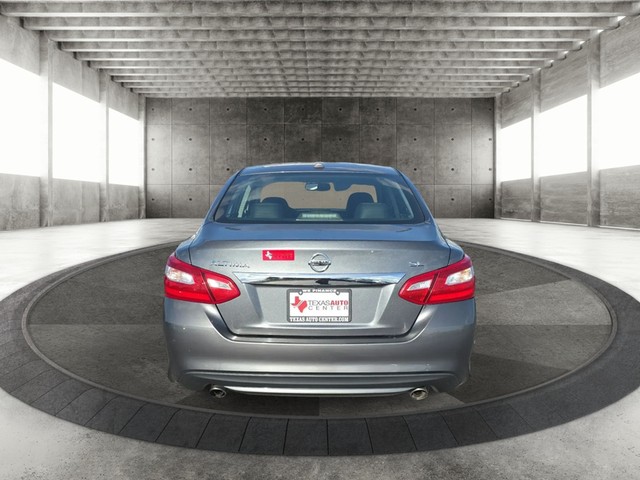 Nissan Altima Vehicle Full-screen Gallery Image 06