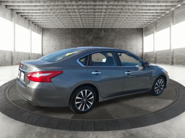 Nissan Altima Vehicle Full-screen Gallery Image 07