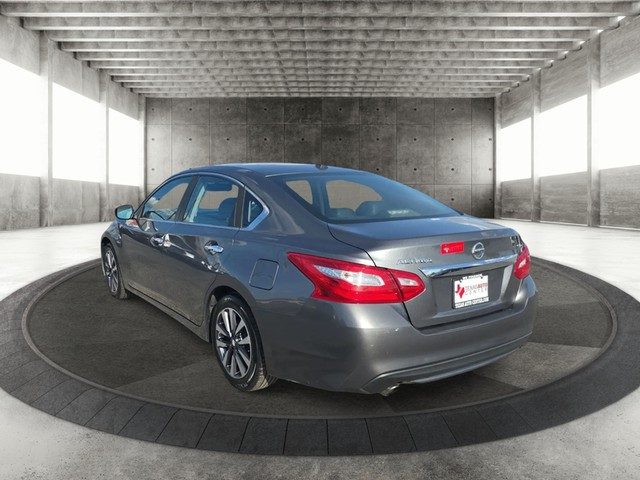 Nissan Altima Vehicle Full-screen Gallery Image 08