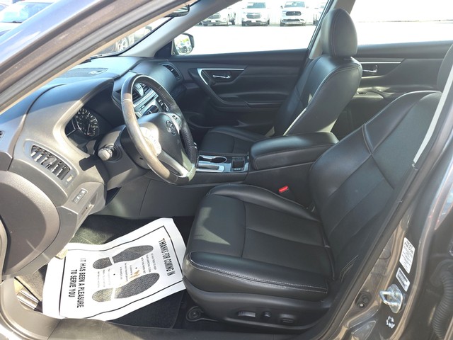 Nissan Altima Vehicle Full-screen Gallery Image 09