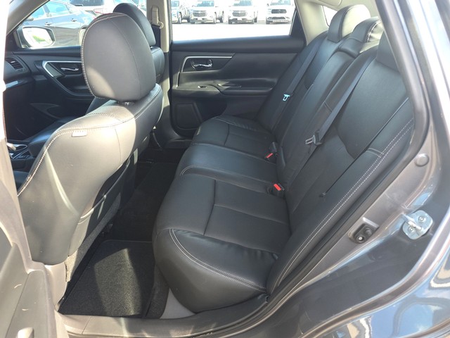 Nissan Altima Vehicle Full-screen Gallery Image 10