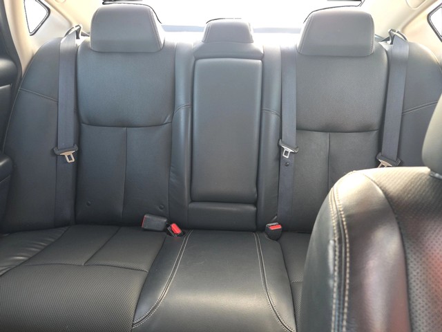 Nissan Altima Vehicle Full-screen Gallery Image 12