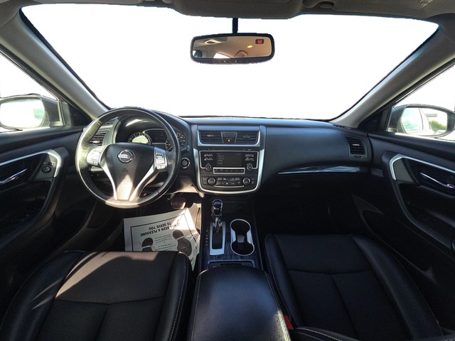 Nissan Altima Vehicle Full-screen Gallery Image 14