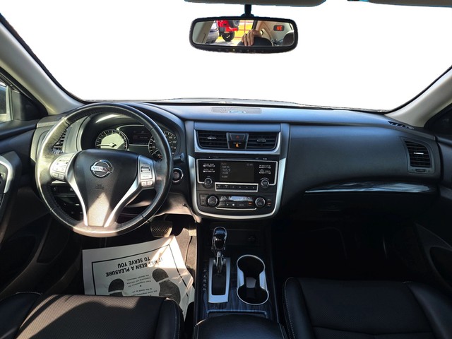 Nissan Altima Vehicle Full-screen Gallery Image 15