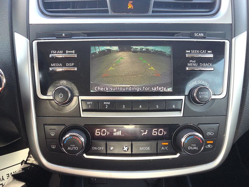 Nissan Altima Vehicle Full-screen Gallery Image 16