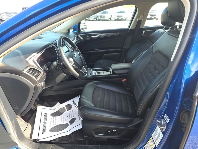 Ford Fusion Vehicle Full-screen Gallery Image 09