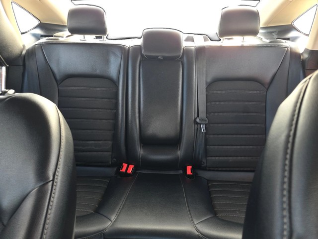 Ford Fusion Vehicle Full-screen Gallery Image 12