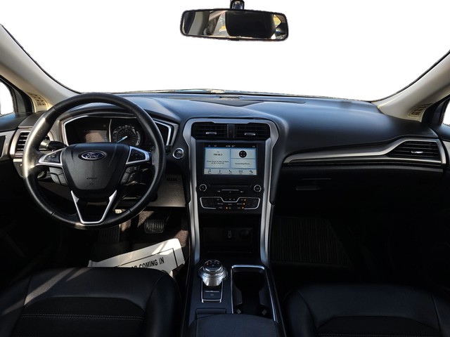 Ford Fusion Vehicle Full-screen Gallery Image 15