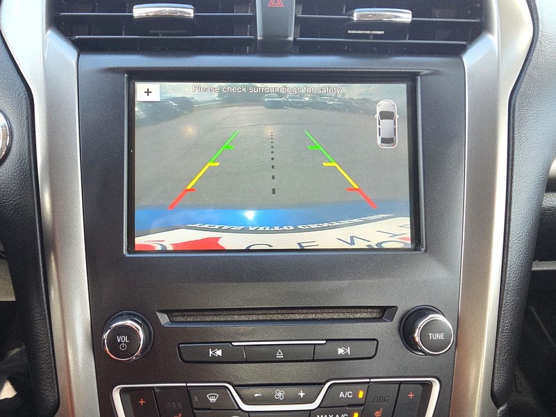 Ford Fusion Vehicle Full-screen Gallery Image 16