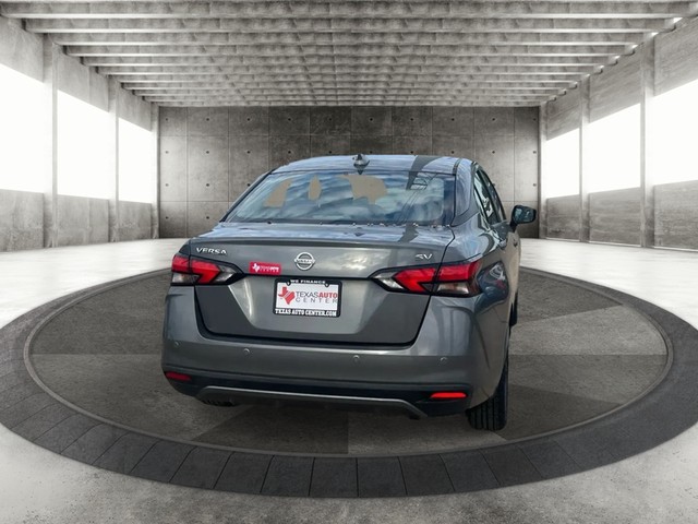 Nissan Versa Vehicle Full-screen Gallery Image 06