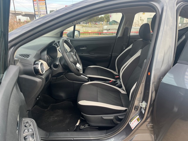 Nissan Versa Vehicle Full-screen Gallery Image 09