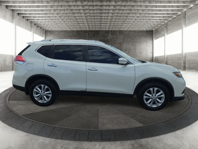 Nissan Rogue Vehicle Full-screen Gallery Image 04