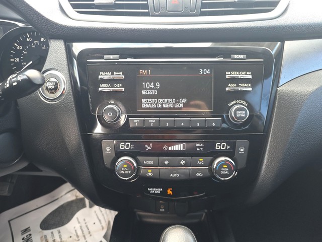 Nissan Rogue Vehicle Full-screen Gallery Image 12