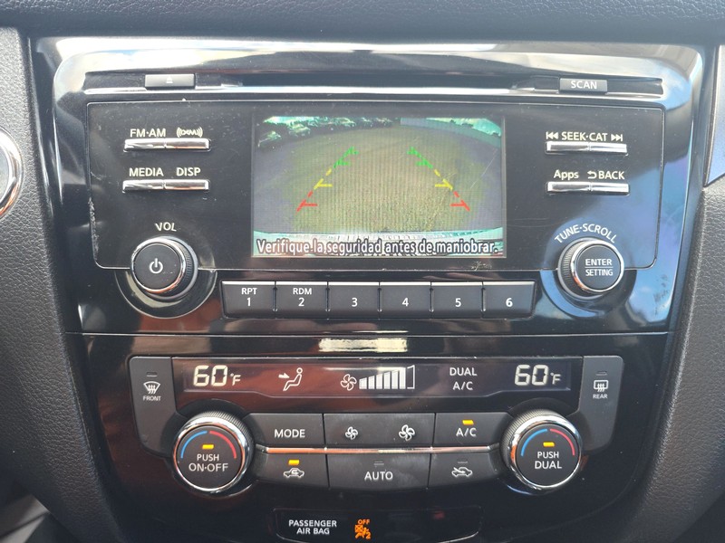 Nissan Rogue Vehicle Full-screen Gallery Image 17