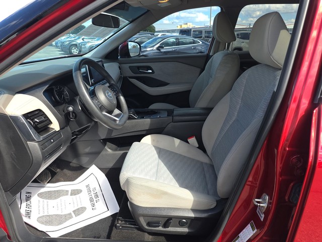 Nissan Rogue Vehicle Full-screen Gallery Image 09